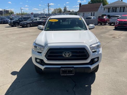 Used 2021 Toyota Tacoma SR5 w/ SR5 Appearance Package (SM) AWD/4WD image 3