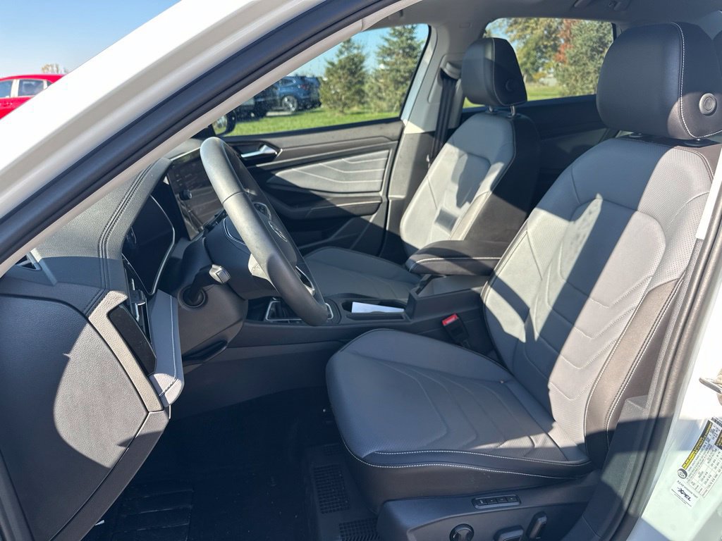 Used 2026 Volkswagen Jetta SEL FWD image 14