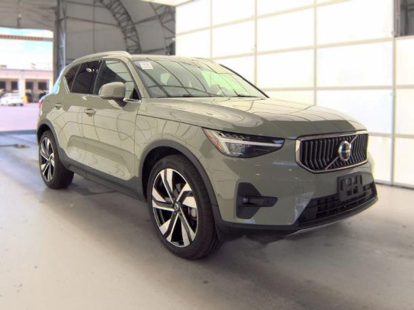 Used 2023 Volvo XC40 B5 Ultimate w/ Protection Package Premier AWD/4WD image 3