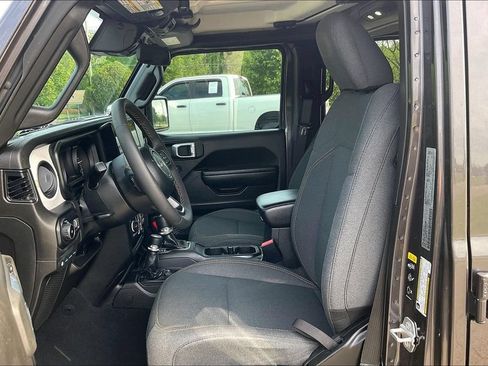 Used 2024 Jeep Wrangler Unlimited w/ Convenience Group AWD/4WD image 24