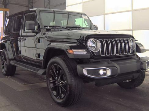 Used 2025 Jeep Wrangler Unlimited Sahara image 2