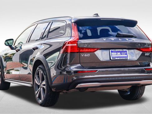 Used 2025 Volvo V60 B5 Cross Country Plus image 5