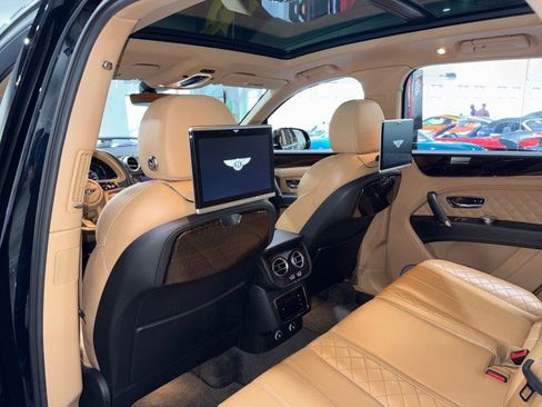 Used 2017 Bentley Bentayga image 48