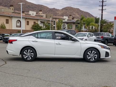 Used 2024 Nissan Altima 2.5 S FWD image 3