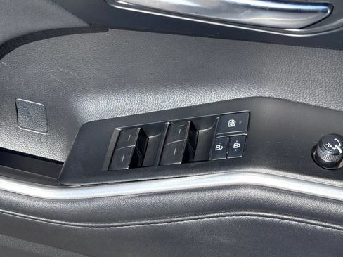 Used 2021 Toyota Highlander XLE FWD image 21