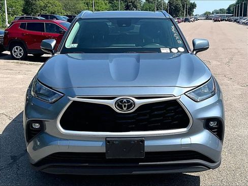 Used 2020 Toyota Highlander XLE AWD/4WD image 2