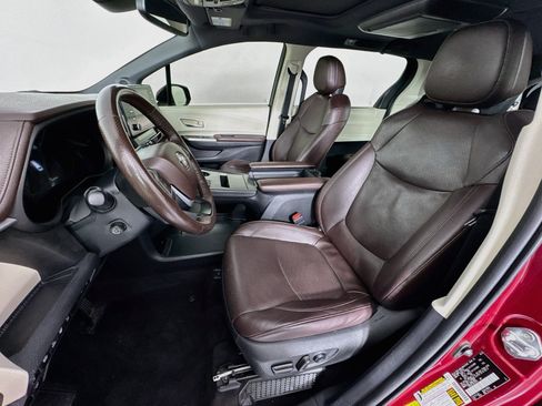 Used 2022 Toyota Sienna Platinum FWD image 22