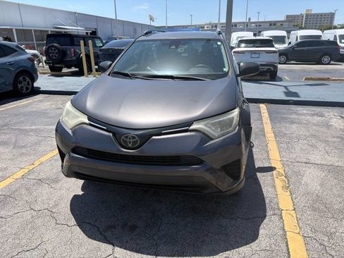 Used 2018 Toyota RAV4 LE FWD image 2