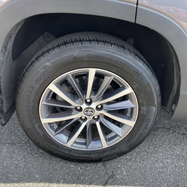 Used 2019 Toyota Highlander XLE AWD/4WD image 37