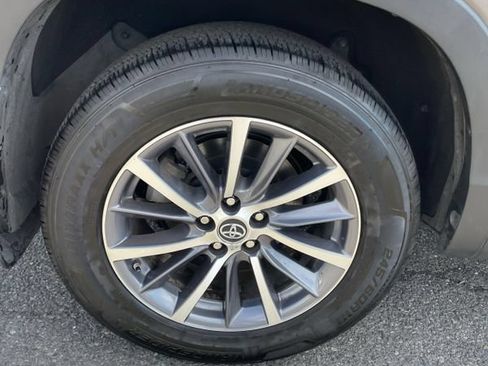 Used 2019 Toyota Highlander XLE AWD/4WD image 37