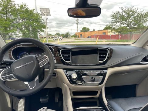 Used 2022 Chrysler Pacifica Limited FWD image 12