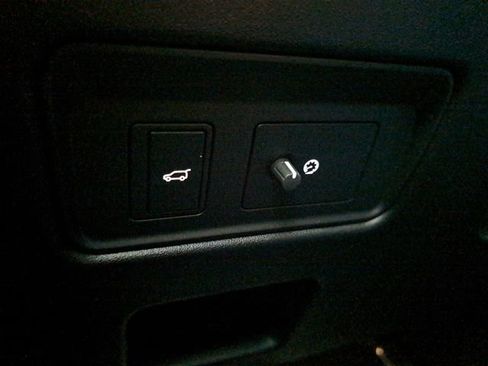 Used 2024 Land Rover Discovery Metropolitan Edition image 22