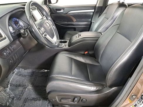 Used 2017 Toyota Highlander XLE w/ Carpet Mat Package image 20