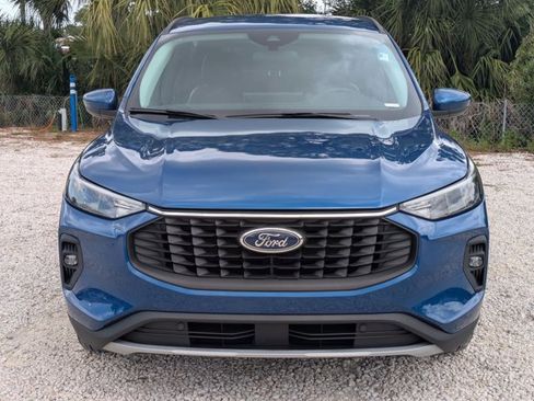 Used 2023 Ford Escape SE image 2
