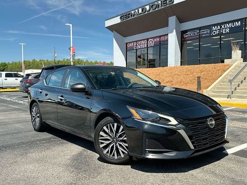 Used 2024 Nissan Altima 2.5 SV FWD image 1