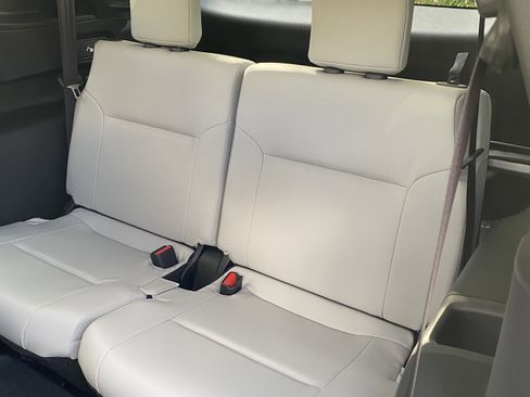 Used 2025 Mitsubishi Outlander AWD image 24