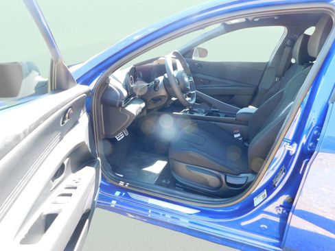 Certified 2025 Hyundai Elantra SEL image 9