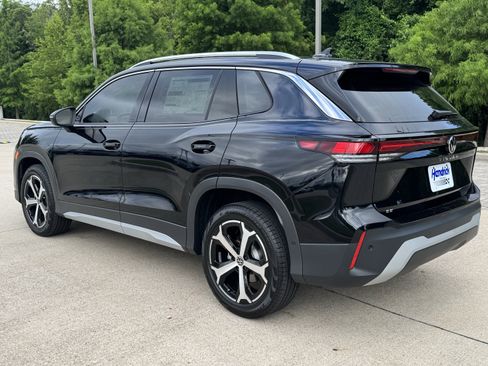 Used 2025 Volkswagen Tiguan SE image 3