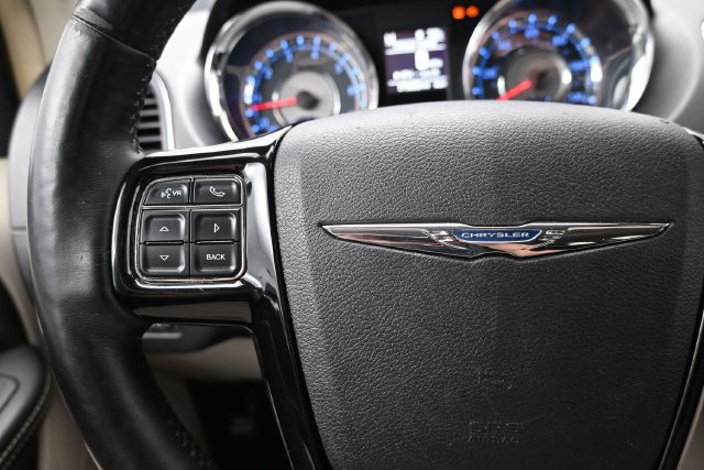 Used 2014 Chrysler Town & Country Touring-L FWD image 26