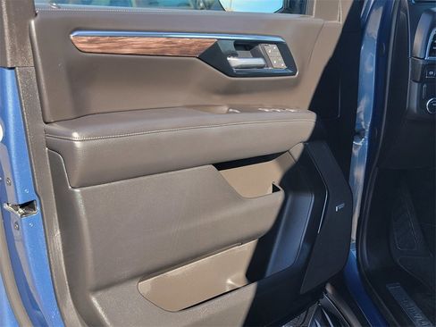 Used 2025 Chevrolet Suburban LT w/ Comfort Package image 13