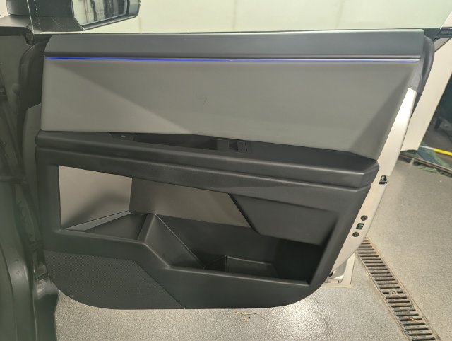 Used 2025 Tesla Cybertruck AWD Crew Cab image 20