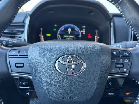 Used 2025 Toyota Camry SE FWD image 36