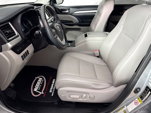 Used 2019 Toyota Highlander XLE image 16