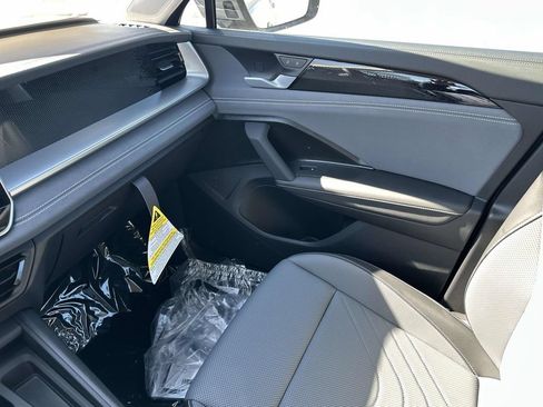 New 2025 Volkswagen Tiguan SE FWD image 26