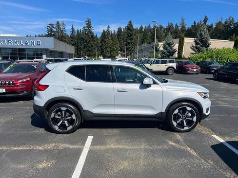 Used 2021 Volvo XC40 T5 Momentum w/ Climate Package AWD/4WD image 6