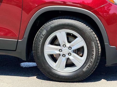 Used 2017 Chevrolet Trax LT w/ LT Convenience Package FWD image 9
