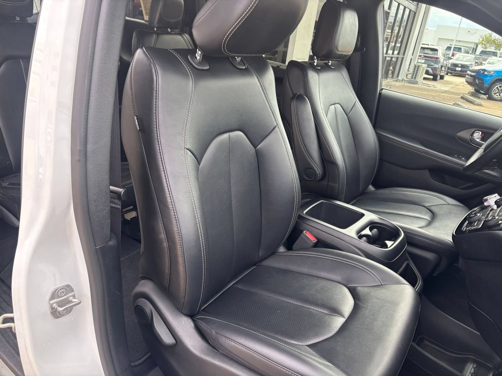 Used 2025 Chrysler Pacifica Select FWD image 38
