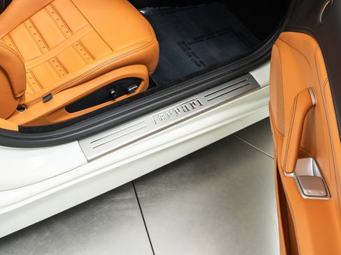 Used 2015 Ferrari California T image 32