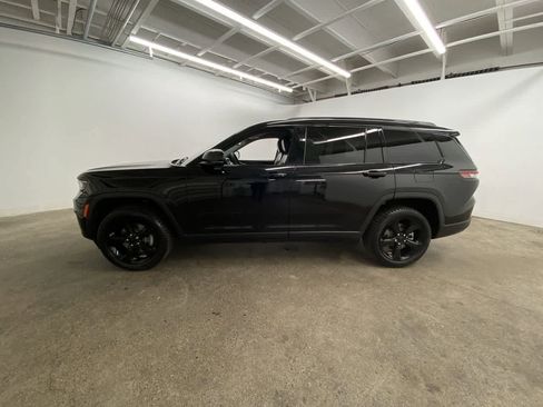 Used 2023 Jeep Grand Cherokee L Limited w/ Luxury Tech Group II AWD/4WD image 3