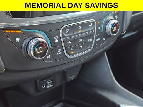 Used 2023 Chevrolet Traverse Premier FWD image 19
