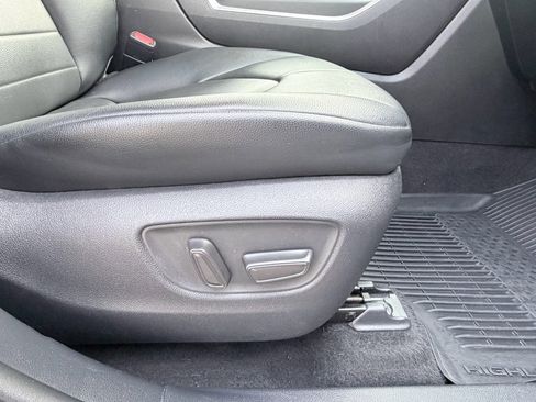 Used 2021 Toyota Highlander XLE image 24