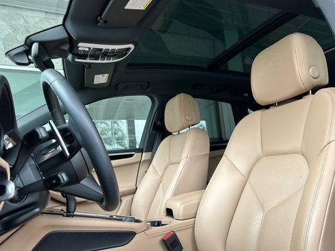 Certified 2023 Porsche Macan image 5