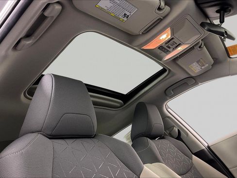 Used 2020 Toyota RAV4 XLE w/ Convenience Package FWD image 27
