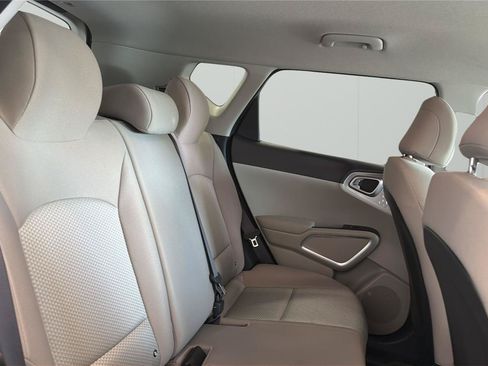Used 2025 Kia Soul LX w/ LX Technology Package FWD image 13