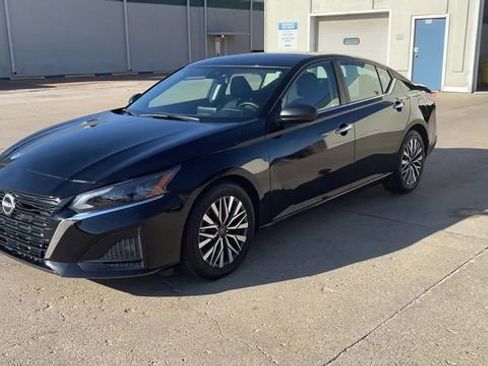 Used 2024 Nissan Altima 2.5 SV image 4