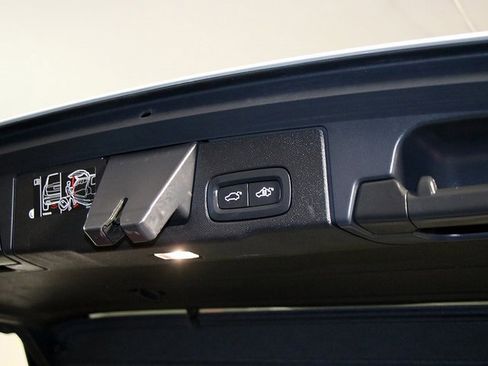 Used 2021 Volvo XC60 T5 Momentum w/ Protection Package image 31