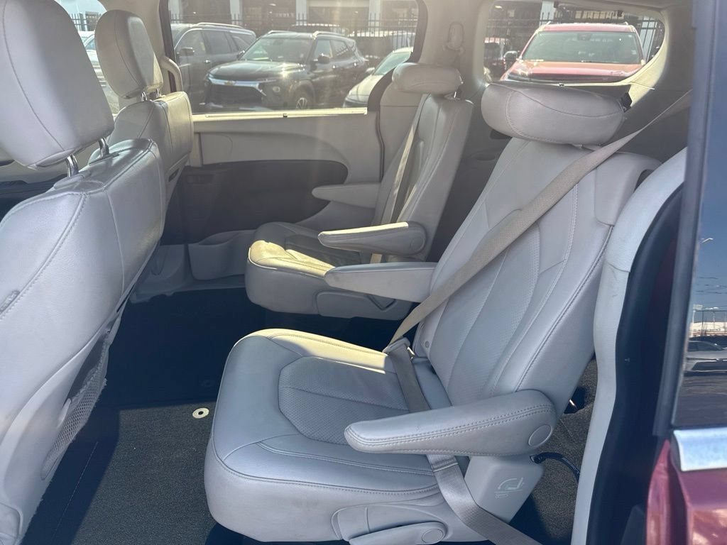 Used 2021 Chrysler Pacifica Touring-L FWD image 21