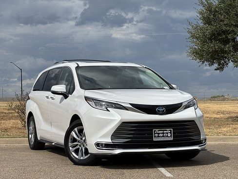 Certified 2023 Toyota Sienna Limited FWD image 18