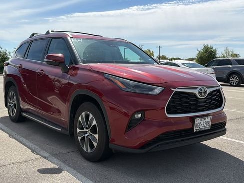 Certified 2025 Toyota Highlander XLE image 3