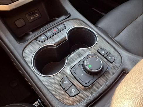Certified 2021 GMC Acadia SLT w/ Elevation Edition FWD image 12