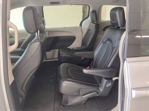 Used 2024 Chrysler Pacifica Touring-L FWD image 15