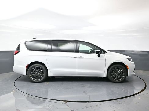 New 2026 Chrysler Pacifica Select image 2