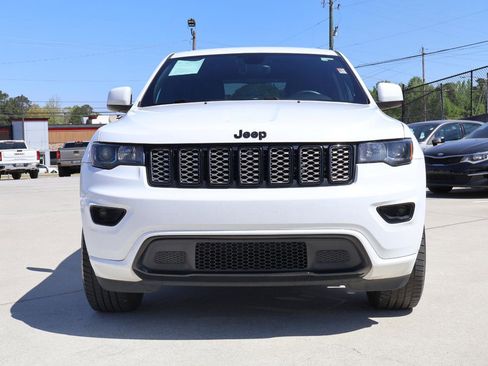Used 2018 Jeep Grand Cherokee Altitude RWD image 10