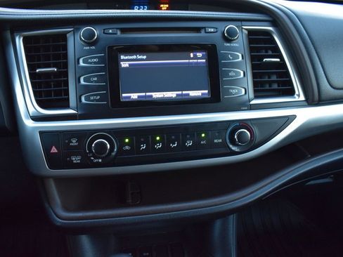 Used 2014 Toyota Highlander LE FWD image 36