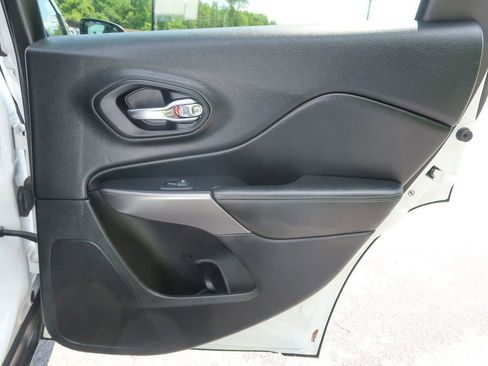 Used 2019 Jeep Cherokee Limited AWD/4WD image 18