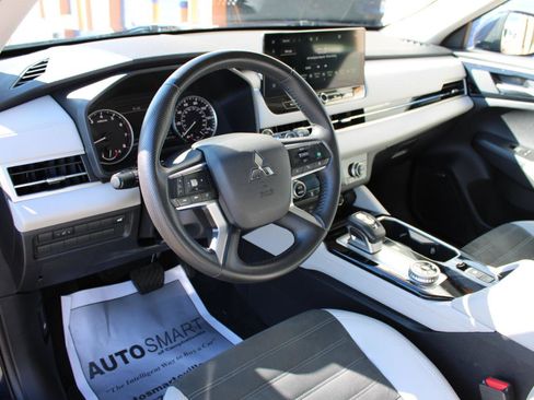 Used 2025 Mitsubishi Outlander SE FWD image 14